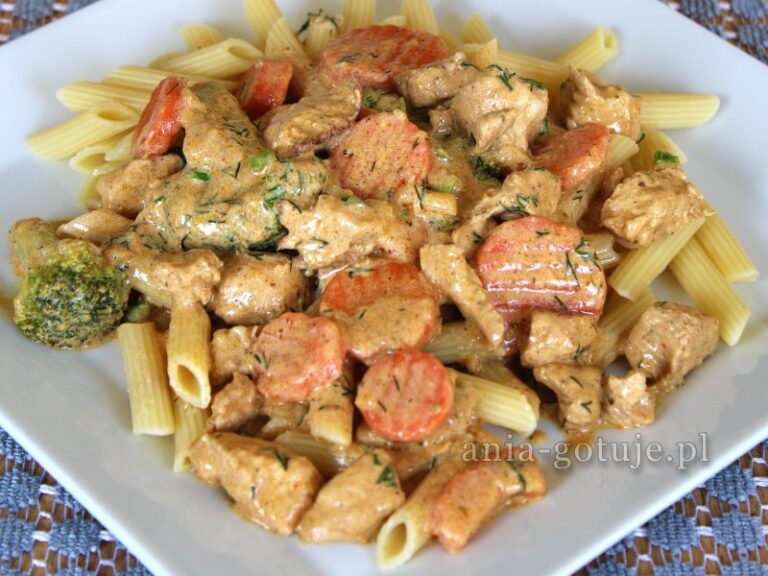 kurczak z warzywami w sosie śmietanowo koperkowym