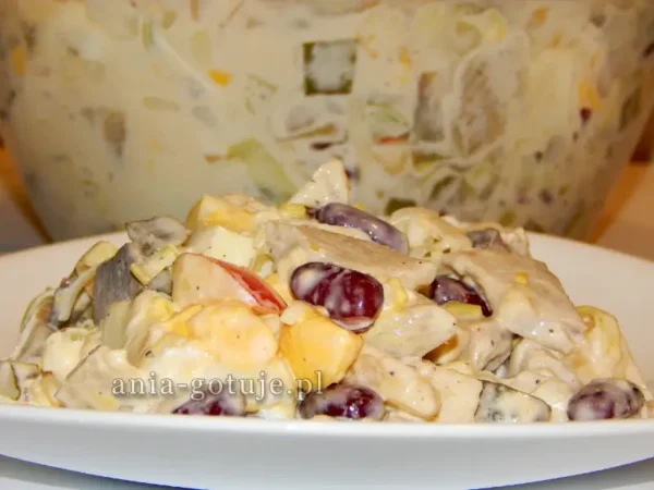 sałatka śledziowa z czerwoną fasolą i jajkiem