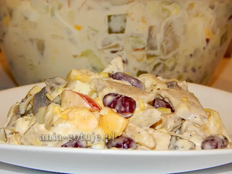 sałatka śledziowa z czerwoną fasolą i jajkiem