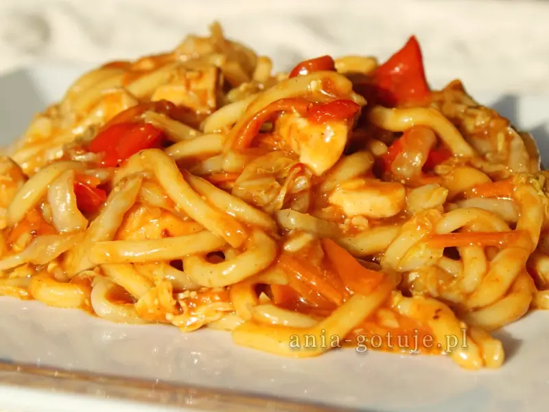 noodle z kurczakiem po azjatycku