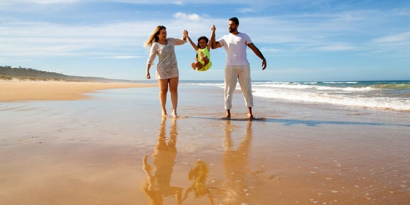 wesoła rodzina nad morzem