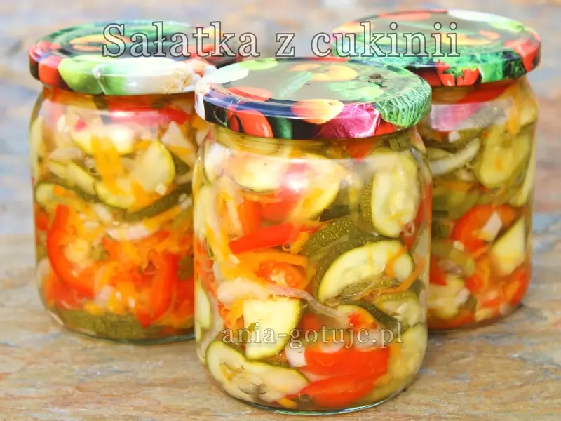 Kolorowa sałatka z cukinii na zimę