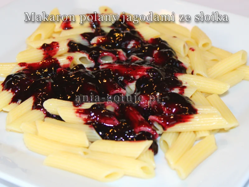 makaron polany jagodami ze słoika
