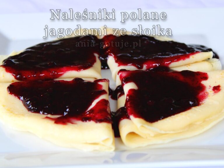 naleśniki polane jagodami ze słoika
