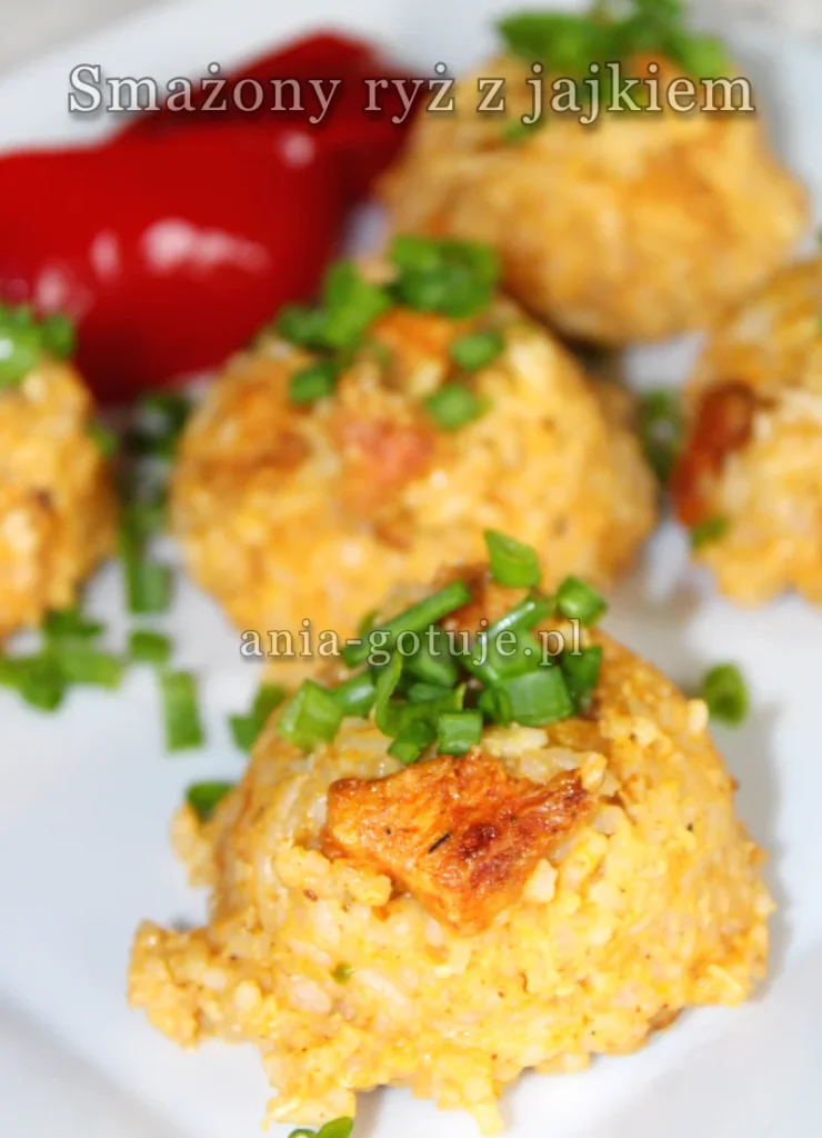 smażony ryż jajkiem posypany szczypiorkiem