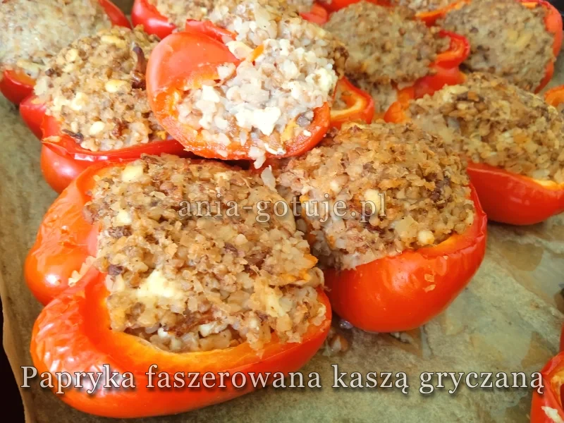 Papryka faszerowana kaszą gryczaną po upieczeniu