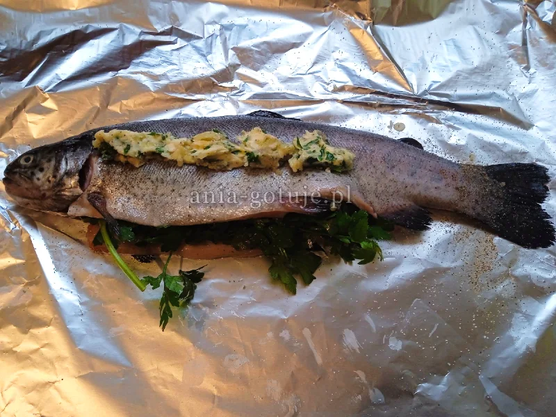 pstrąg faszerowany przed upieczeniem