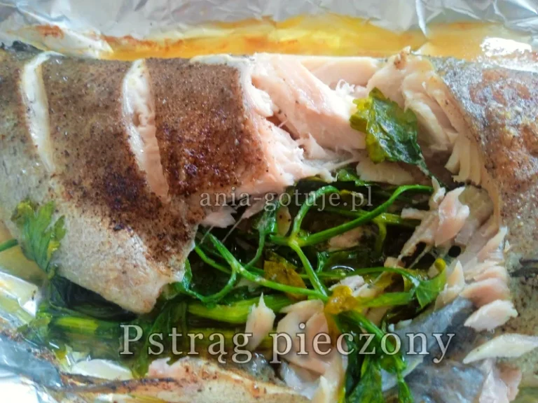 pstrąg pieczony z pietruszką i masłem