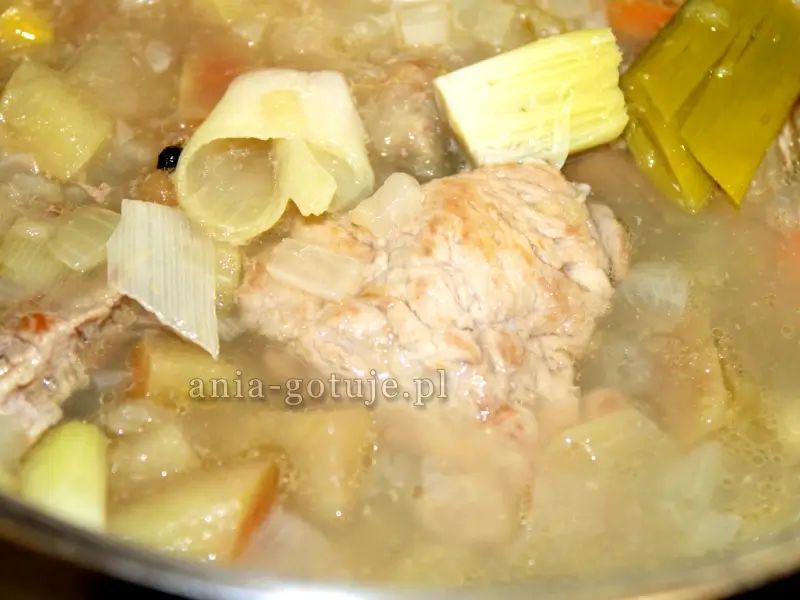 karkówka w sosie własnym podczas duszenia