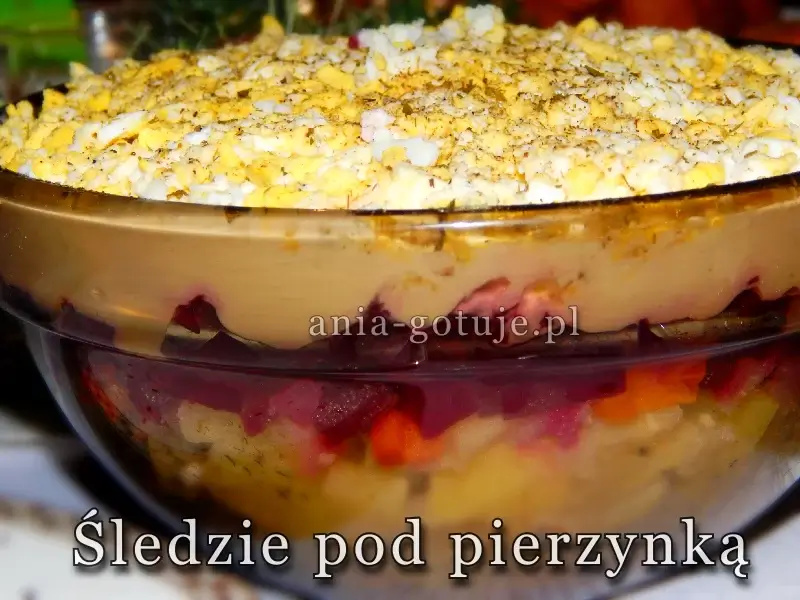 śledzie pod pierzynką z buraczkami i jajkiem