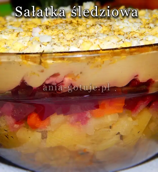 Śledzie pod pierzynką z buraczkami i jajkiem