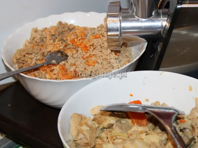 mięlę mięso i wrzywa w maszynce