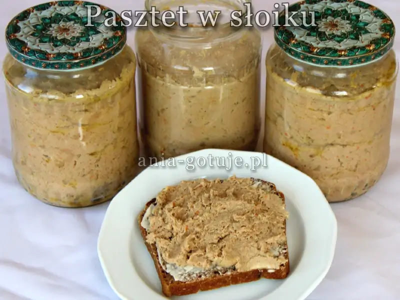 pasztet w 3 słoikach i posmarowana kromka chleba