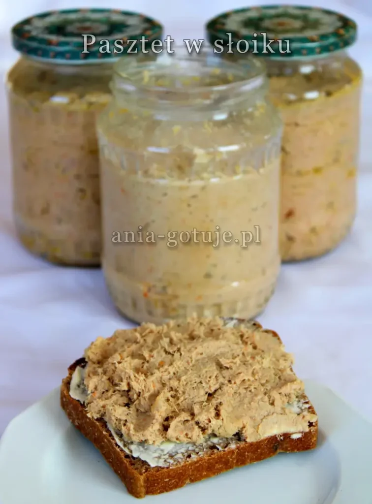 pasztet po otworzeniu słoika i posmarowana kromka chleba