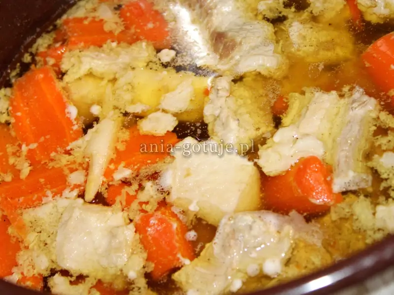 ugotowane mięso i warzywa na pasztet