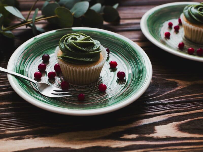 monoporcja cukiernicza na małym talerzyku porcelanowym