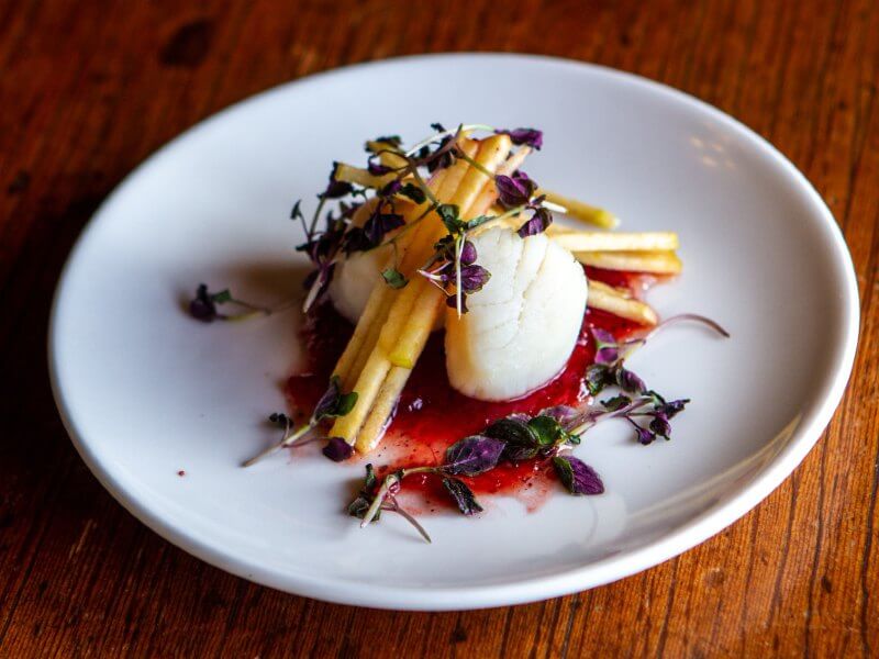 deser na porcelanowym talerzu