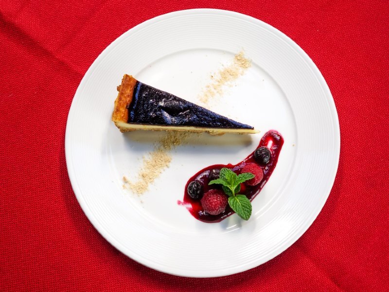 sernik na białym talerzu