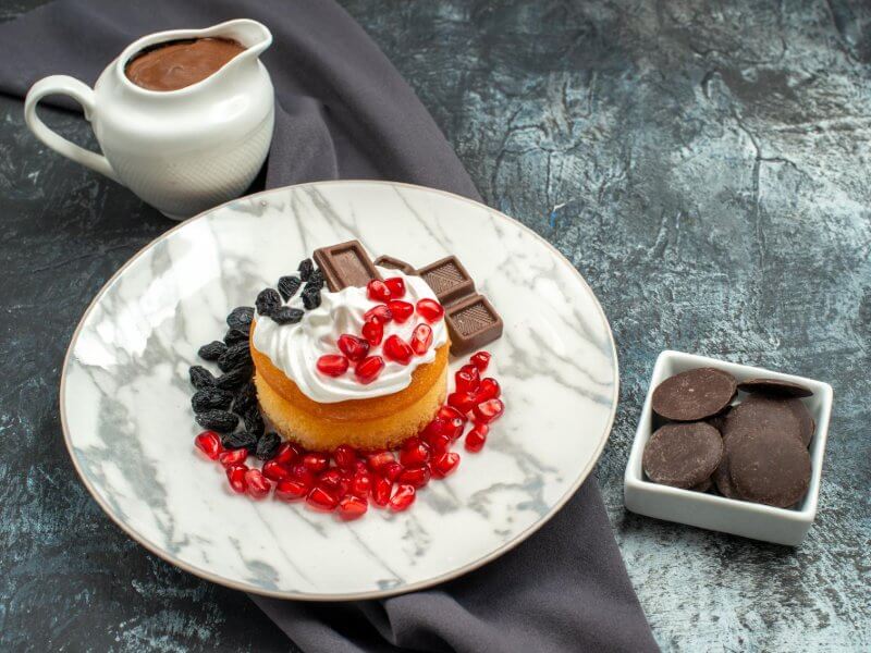 talerzyk deserowy 20 cm z ciastem i kawą cappuccino