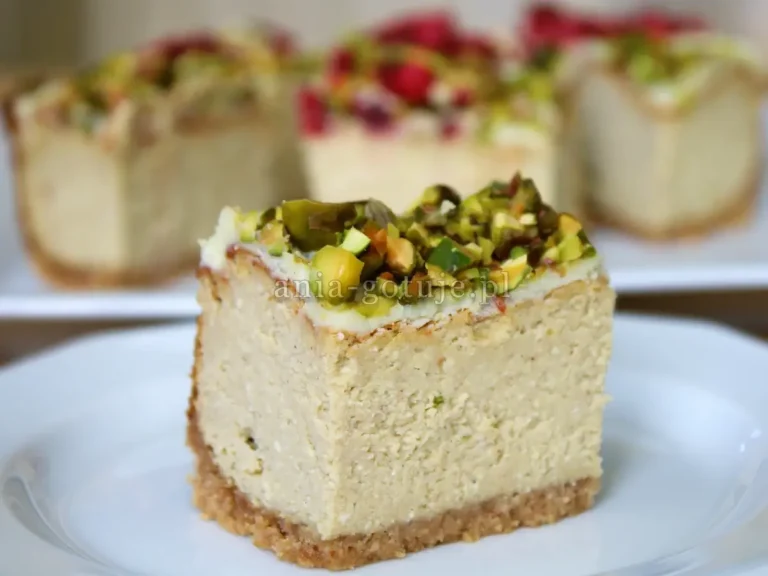 Sernik pistacjowy z mascarpone i białą czekoladą