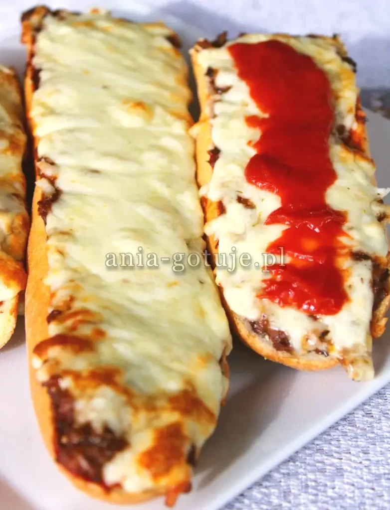 3 zapiekanki z dużą ilością sera żółtego polane kechupem