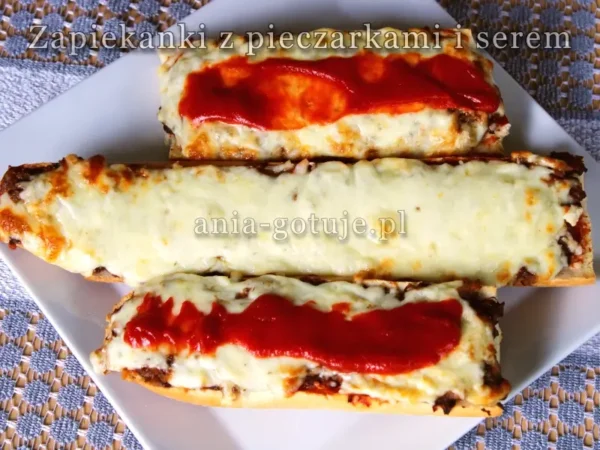 zapiekanki z pieczarkami i serem polane ketchupem