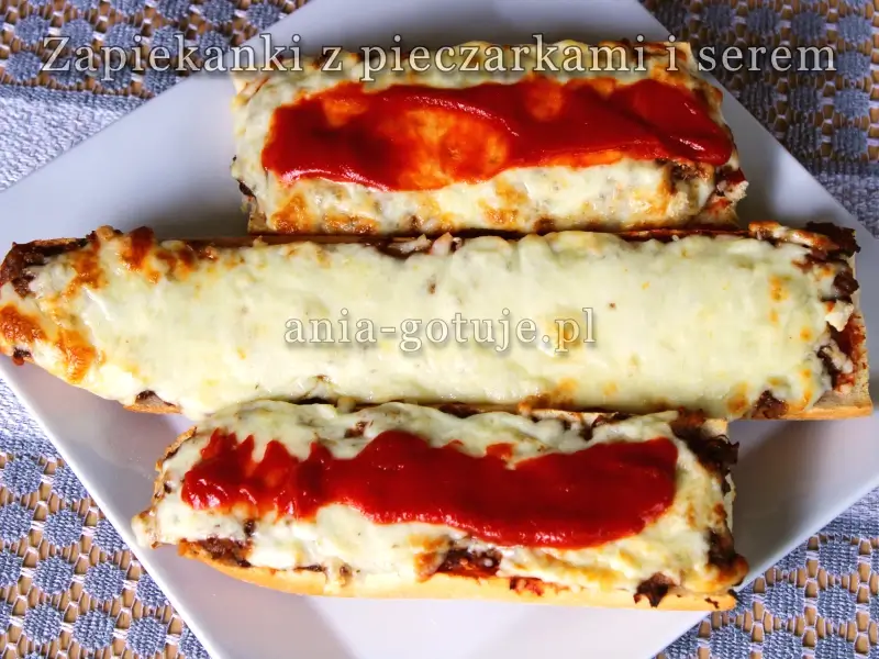 zapiekanki z pieczarkami i serem polane ketchupem