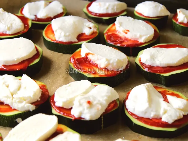 Cukinia z mozzarellą i sosem pomidorowym na blaszce do pieczenia