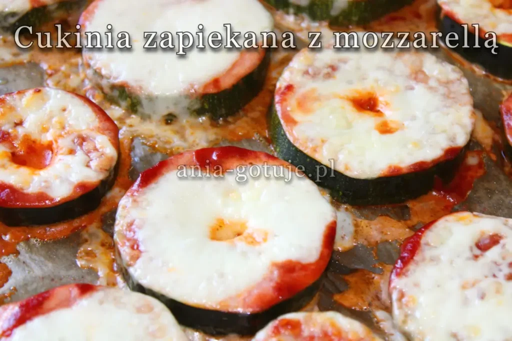 Cukinia zapiekana z mozzarellą i sosem pomidorowym