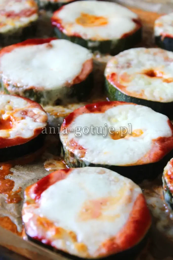Cukinia zapiekana z mozzarellą i sosem pomidorowym