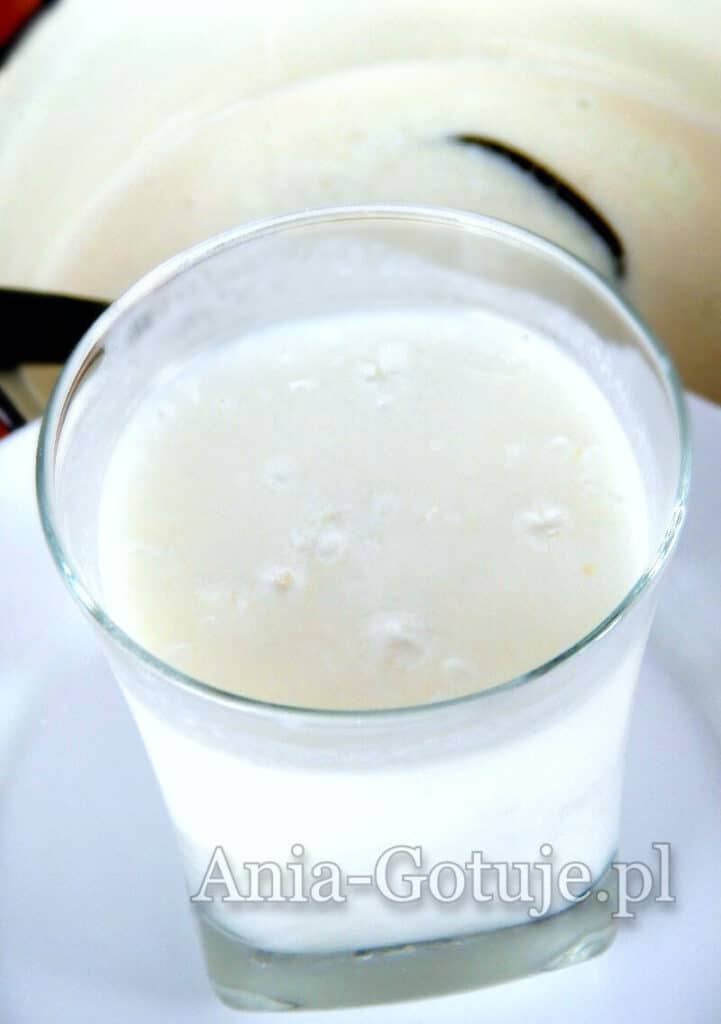 kefir zsiadłe mleko w szklance na tle garnka