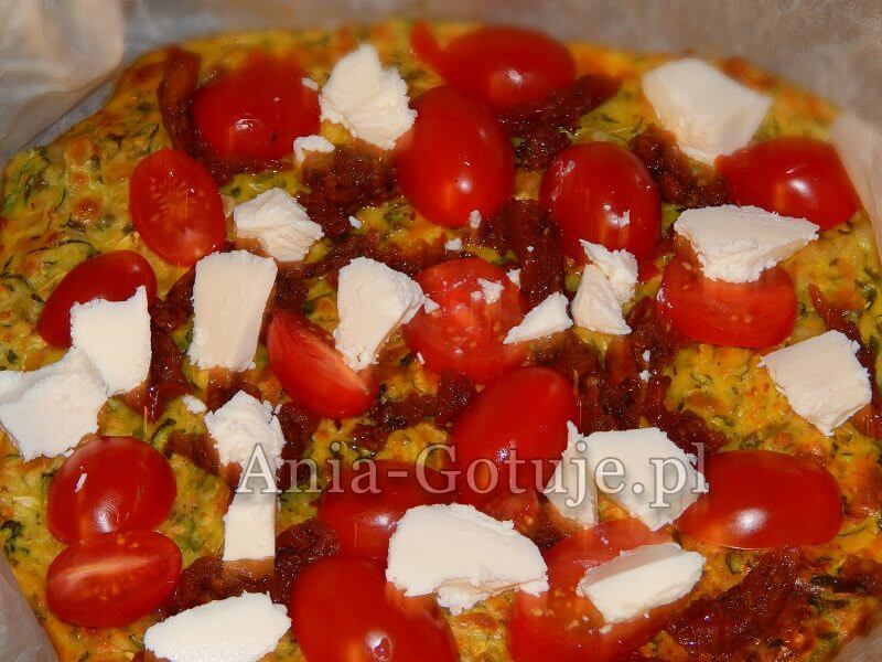 na zdjęciu kładę pomidorki kokatajlowe i ser feta na spód pizzy