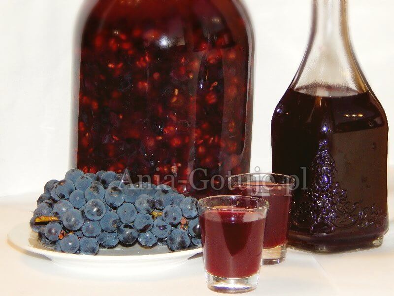 na zdjęciu winogrona, nastaw i nalewka z winogron