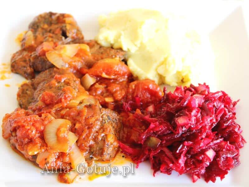 delikatna i krucha karkówka podana z surówką i ziemniakami do obiadu