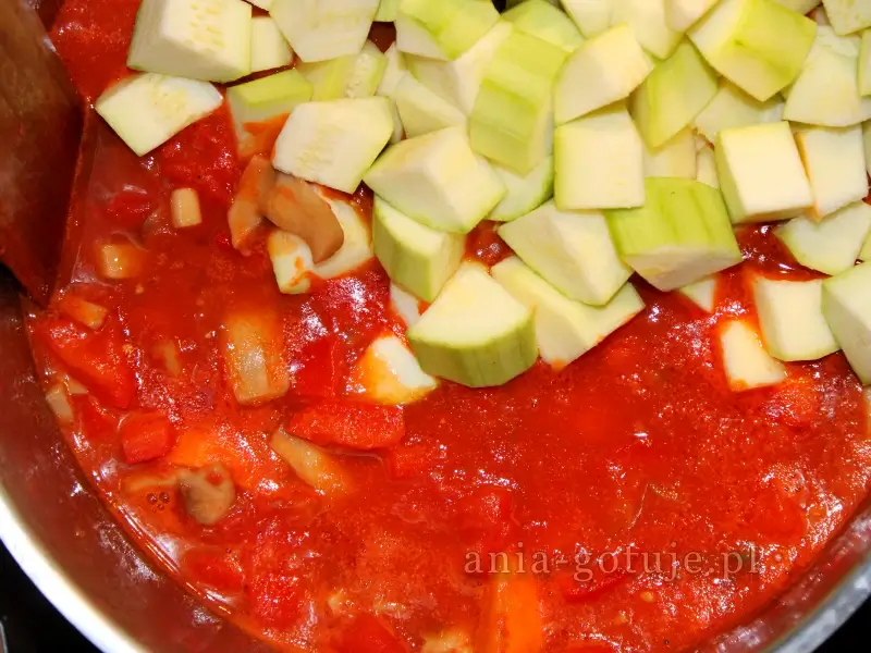 dodaję do lecza cukinię pokrojoną w kostkę
