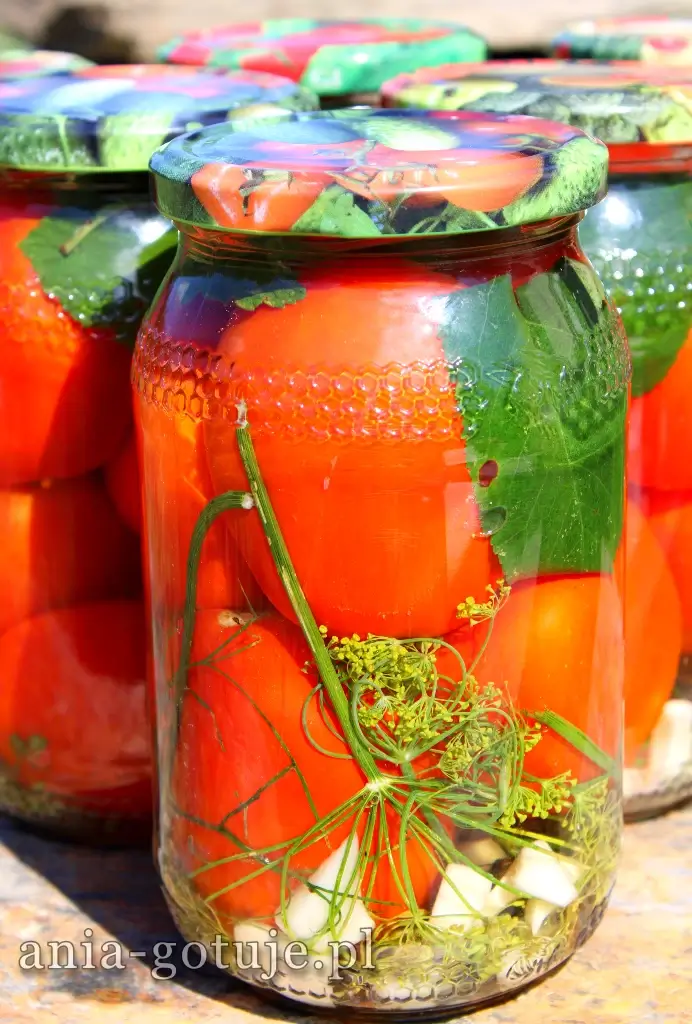 słoiki z kiszonymi pomidorami