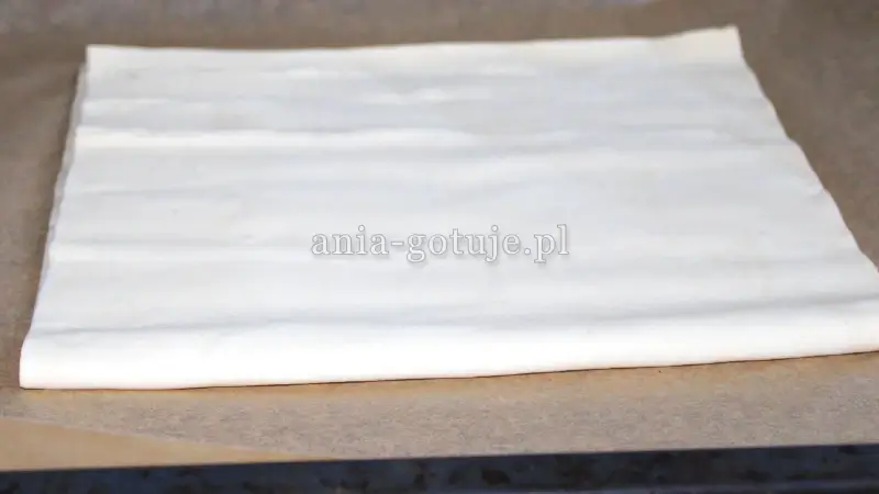 2 płaty ciasta francuskiego ułożone na sobie