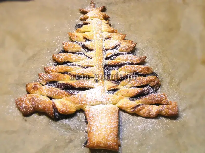 gotowa choinka z ciasta francuskiego posypana cukrem pudrem