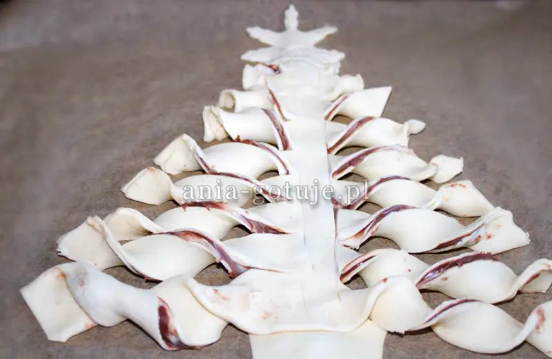 surowe ciasto choinka gotowe do pieczenia