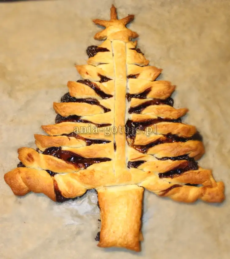 upieczona choinka z ciasta francuskiego z nutellą
